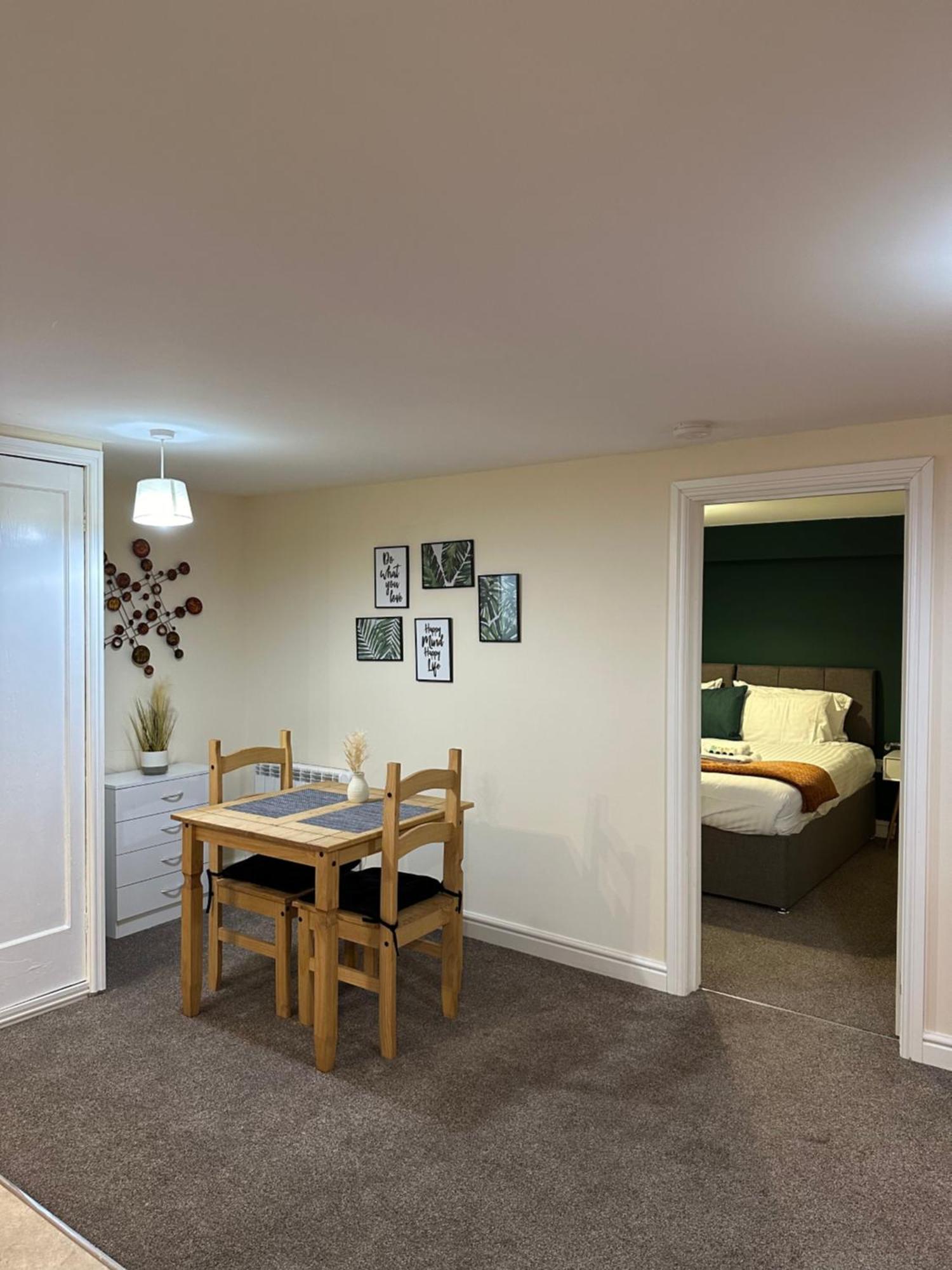 Апартаменты Orange Lilly In Stroud With Free Parking Экстерьер фото
