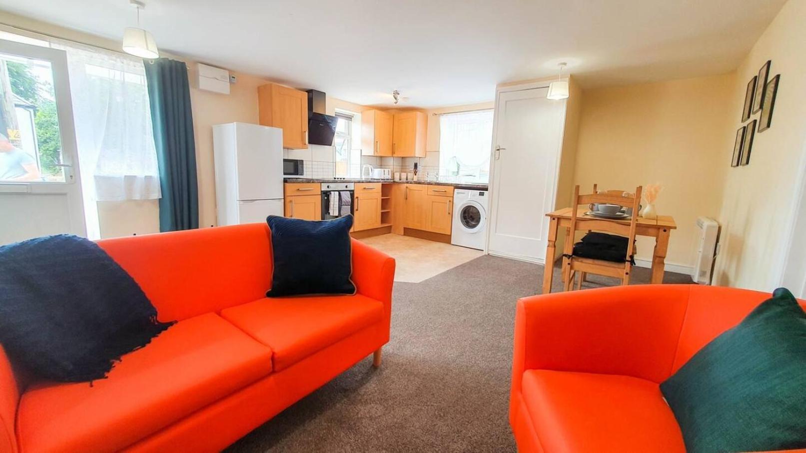 Апартаменты Orange Lilly In Stroud With Free Parking Экстерьер фото