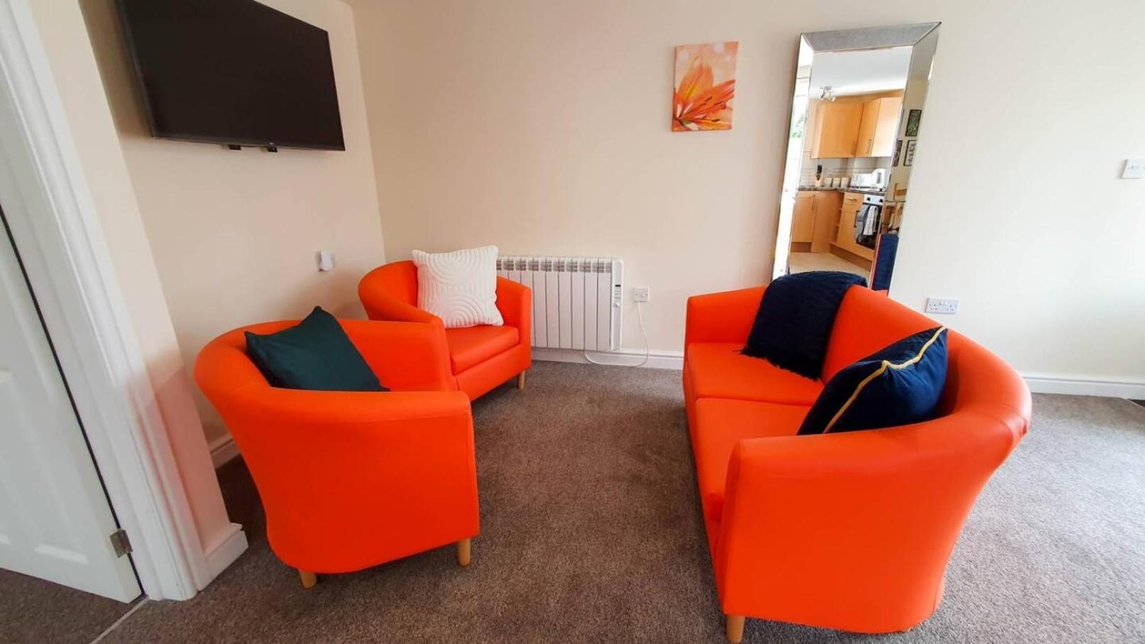 Апартаменты Orange Lilly In Stroud With Free Parking Экстерьер фото